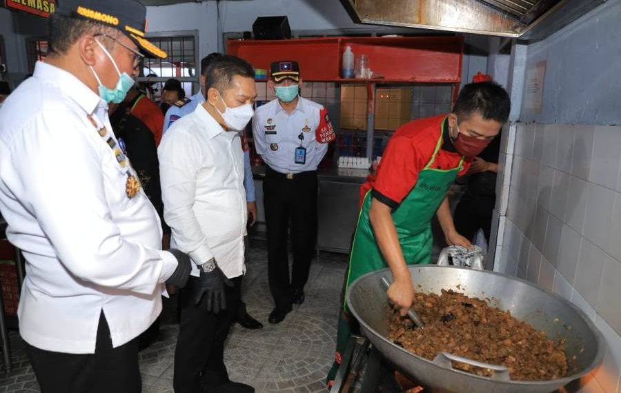 Kunker di Rutan Medaeng, Adies Kadir Cicipi Semur Daging Olahan Warga Binaan