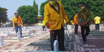 Ali Sujtipto saat tabur bunga di Taman Makam Pahlawan Sidoarjo