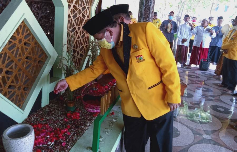 Ali Sujtipto saat tabur bunga di komplek makam KH Ali Mas'ud