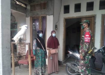 Babinsa Lamongan saat sosialisasi prokes