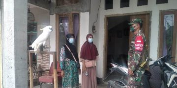 Babinsa Lamongan saat sosialisasi prokes
