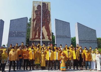 DPD Partai Golkar Sidoarjo seusai ziarah makam di Taman Makam Pahlawan Sidoarjo dalam rangka HUT Partai Golkar Sidoarjo ke-57 tahun