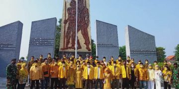 DPD Partai Golkar Sidoarjo seusai ziarah makam di Taman Makam Pahlawan Sidoarjo dalam rangka HUT Partai Golkar Sidoarjo ke-57 tahun