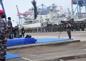 Gubernur Akademi Angkatan Laut (AAL), Mayjend TNI (Mar) Nur Alamsyah, S.E., M.M., M.Tr (Han) bersama Taruna AAL Tingkat lV Angkatan ke-67 menghadiri Apel Gelar Pasukan Latihan Operasi Amfibi (Lotopsfib) Armada Jaya TA. 2021