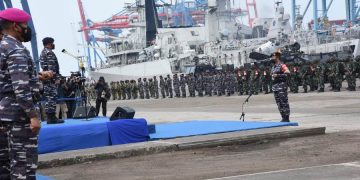 Gubernur Akademi Angkatan Laut (AAL), Mayjend TNI (Mar) Nur Alamsyah, S.E., M.M., M.Tr (Han) bersama Taruna AAL Tingkat lV Angkatan ke-67 menghadiri Apel Gelar Pasukan Latihan Operasi Amfibi (Lotopsfib) Armada Jaya TA. 2021