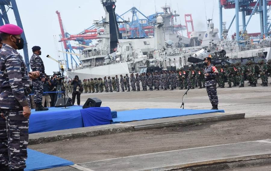 Gubernur Akademi Angkatan Laut (AAL), Mayjend TNI (Mar) Nur Alamsyah, S.E., M.M., M.Tr (Han) bersama Taruna AAL Tingkat lV Angkatan ke-67 menghadiri Apel Gelar Pasukan Latihan Operasi Amfibi (Lotopsfib) Armada Jaya TA. 2021