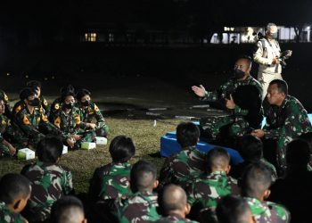 Gubernur AAL memberikan motivasi kepada peserta taruna latihan menembak