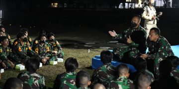 Gubernur AAL memberikan motivasi kepada peserta taruna latihan menembak