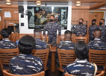 Gubernur AAL memberikan pembekalan kepada para taruna di Cilacap