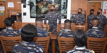 Gubernur AAL memberikan pembekalan kepada para taruna di Cilacap