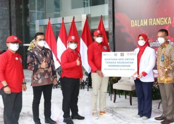 1.000 Bingkisan Diserahkan untuk Pasien Wisma Atlet dalam Giat Kumham Peduli, Kumham Berbagi dan Empati Kumham