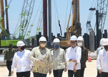 Presiden Jokowi bersama para pembantunya di kabinet saat meninjau pembangunan smelter Freeport Indonesia di Gresik. (Foto: ist)