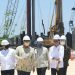 Presiden Jokowi bersama para pembantunya di kabinet saat meninjau pembangunan smelter Freeport Indonesia di Gresik. (Foto: ist)
