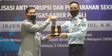 Kakanim Chiko saat memberikan cinderamata kepada Sekretaris Satgas Saber Pungli