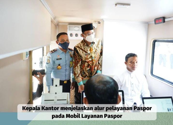 Kepala Kantor Imigrasi Juanda Surabaya menjelaskan alur pelayanan paspor di mobilpelayanan paspor keliling