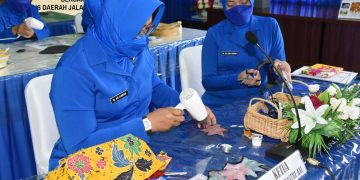 Ketua Cabang Berdiri Sendiri (CBS) Jalasenastri Akademi Angkatan Laut (AAL), Ny. Ayu Nur Alamsyah, didampingi Wakil Ketua CBS AAL, Ny. Hesti R. Aviantara dan Pengurus Inti CBS Jalasenastri AAL, mengikuti Pelatihan Sospeso Transparente "Kreatif dan cantik" melalui zoom meeting di Gedung Tjut Nyak Dien, Kantor Jalasenastri, Kesatrian AAL Bumimoro, Surabaya, Selasa (19/10).