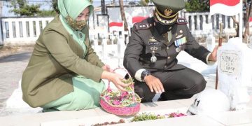 Kodim Lamongan Ziarah dan Tabur Bunga