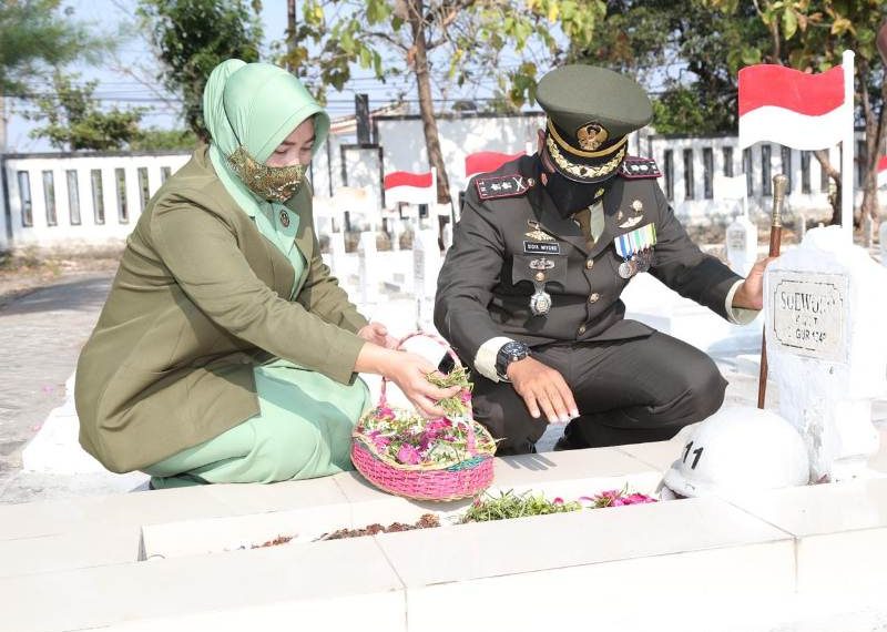 Kodim Lamongan Ziarah dan Tabur Bunga