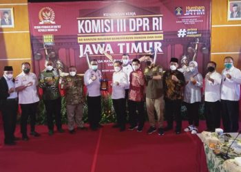 Komisi III DPR RI foto bersama dengan Kepala Kanwil Kemenkumham Jatim Krismono di Rutan Medaeng, Sidoarjo