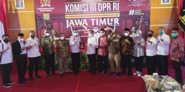 Komisi III DPR RI foto bersama dengan Kepala Kanwil Kemenkumham Jatim Krismono di Rutan Medaeng, Sidoarjo