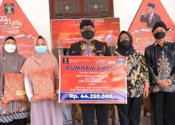 Kumham Jatim empati memberi bantuan kepada keluarga pegawai meninggal covid 19