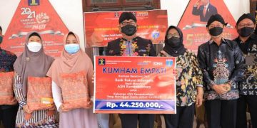 Kumham Jatim empati memberi bantuan kepada keluarga pegawai meninggal covid 19