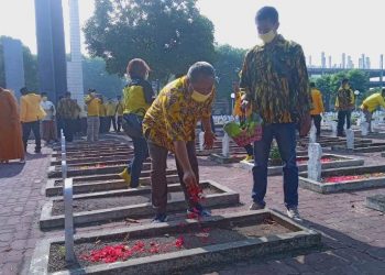 M Nizar saat tabur bunga di Taman Makam Pahlawan Sidoarjo dalam rangka HUT Partai Golkar ke 57