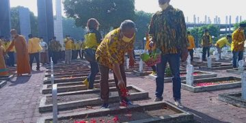M Nizar saat tabur bunga di Taman Makam Pahlawan Sidoarjo dalam rangka HUT Partai Golkar ke 57