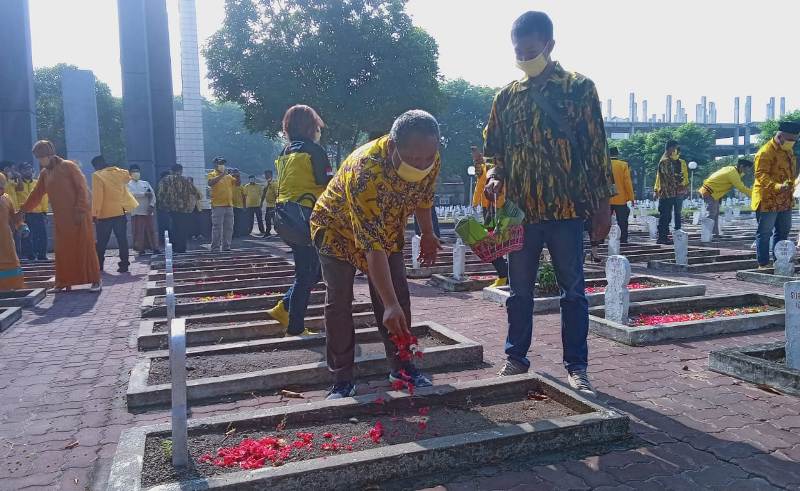 M Nizar saat tabur bunga di Taman Makam Pahlawan Sidoarjo dalam rangka HUT Partai Golkar ke 57
