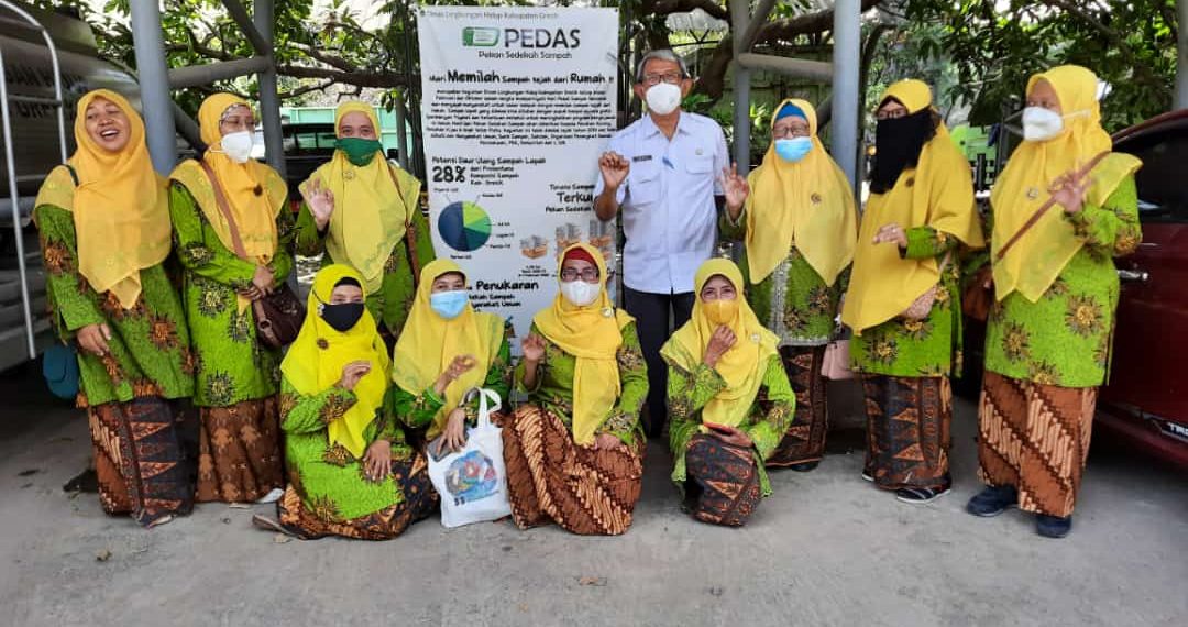 Peduli Petugas Kebersihan, Aisyiyah Gresik Himpun Sampah Warga