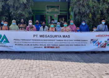 Pemberian beasiswa secara simbolis olwh PT. Megasurya Mas di SDN TambakSawah, MI Nurul Ikhlas, SDN tambakrejo, dan MI Darul Ulum Tambakrejo.