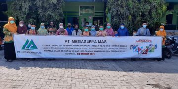 Pemberian beasiswa secara simbolis olwh PT. Megasurya Mas di SDN TambakSawah, MI Nurul Ikhlas, SDN tambakrejo, dan MI Darul Ulum Tambakrejo.