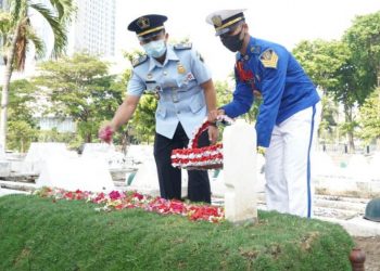 Plt Kepala Kantor Imigrasi Kelas I TPI Tanjung Perak Fajar Harry Murcahyo saat prosesi tabur bunga di Taman Makam Pahlawan Surabaya
