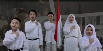 Siswa siswi SD Al Muslim Sidoarjo saat mengikuti kegiatan sumpah pemuda