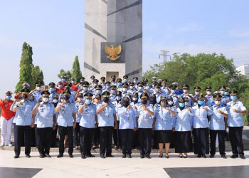 Tabur bunga di Taman Makan Pahlawan oleh jajaran Kanwilkemenkumham Jatim