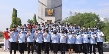 Tabur bunga di Taman Makan Pahlawan oleh jajaran Kanwilkemenkumham Jatim