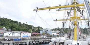 Satuan Latihan Kartika Jala Krida (KJK) melanjutkan pelayaran 99 hari keliling Indonesia Etape-10 dari Kota Nol Kilometer ujung barat Indonesia, Sabang menuju Nias, Sumatera Utara, Minggu, 10 Oktober 2021.