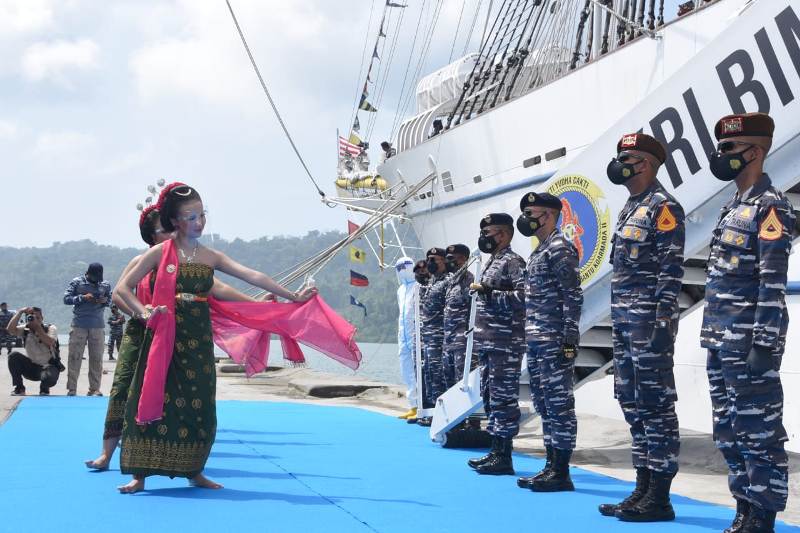 Taruna Akademi Angkatan Laut (AAL) Tingkat lll Angkatan ke-68, Satuan latihan Kartika Jala Krida (Satlat KJK) 2021 bersama KRI Bima Suci – 945 tiba dan disambut meriah di Dermaga VI Pelindo III Cabang Pelabuhan Tanjung Intan Cilacap