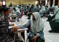 Vaksinasi di SMAMDA Sidoarjo oleh AA