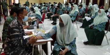 Vaksinasi di SMAMDA Sidoarjo oleh AA