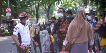 Wakil Wali Kota Surabaya Armuji saat berinteraksi ke warga yang berkunjung di KBS