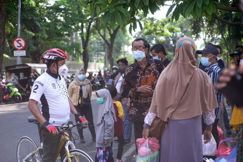 Wakil Wali Kota Surabaya Armuji saat berinteraksi ke warga yang berkunjung di KBS