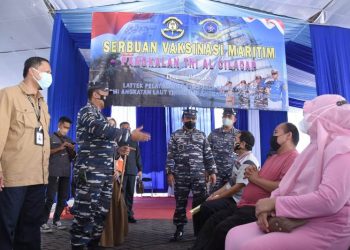 Taruna Akademi Angkatan Laut (AAL) Tingkat lll Angkatan ke-68, Satuan Latihan Kartika Jala Krida (Satlat KJK) 2021 bersama KRI Bima Suci ini, membantu pelaksanaan Serbuan Vaksinasi Maritim kepada masyarakat Cilacap