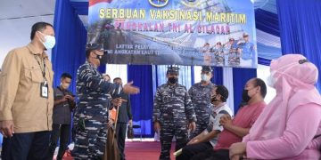 Taruna Akademi Angkatan Laut (AAL) Tingkat lll Angkatan ke-68, Satuan Latihan Kartika Jala Krida (Satlat KJK) 2021 bersama KRI Bima Suci ini, membantu pelaksanaan Serbuan Vaksinasi Maritim kepada masyarakat Cilacap