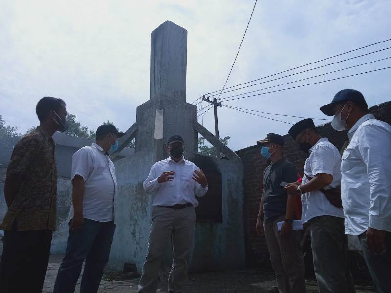 BHS berdialog dengan pengelola pasar dan penanganan sampah pasar saat kunjungan di Pasar Tarik