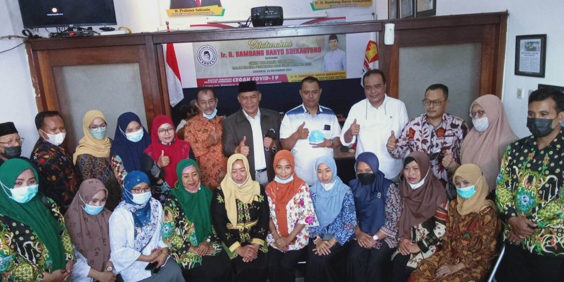 Bambang Haryo Soekartono (BHS) foto bersama seusai menyerap aspirasi para guru honorer dan pensiunan guru di Sidoarjo.