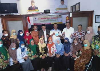Bambang Haryo Soekartono (BHS) foto bersama seusai menyerap aspirasi para guru honorer dan pensiunan guru di Sidoarjo.