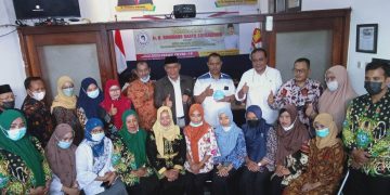 Bambang Haryo Soekartono (BHS) foto bersama seusai menyerap aspirasi para guru honorer dan pensiunan guru di Sidoarjo.