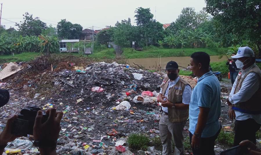 BHS meninjau tempat pembuangan sampah di Desa Penambangan Kecamatan Balongbendo, Kabupaten Sidoarjo, Jawa Timur