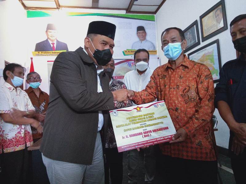 BHS menyerahkan bantuan kepada mantan guru sewaktu SMP dalam rangka hari guru nasional